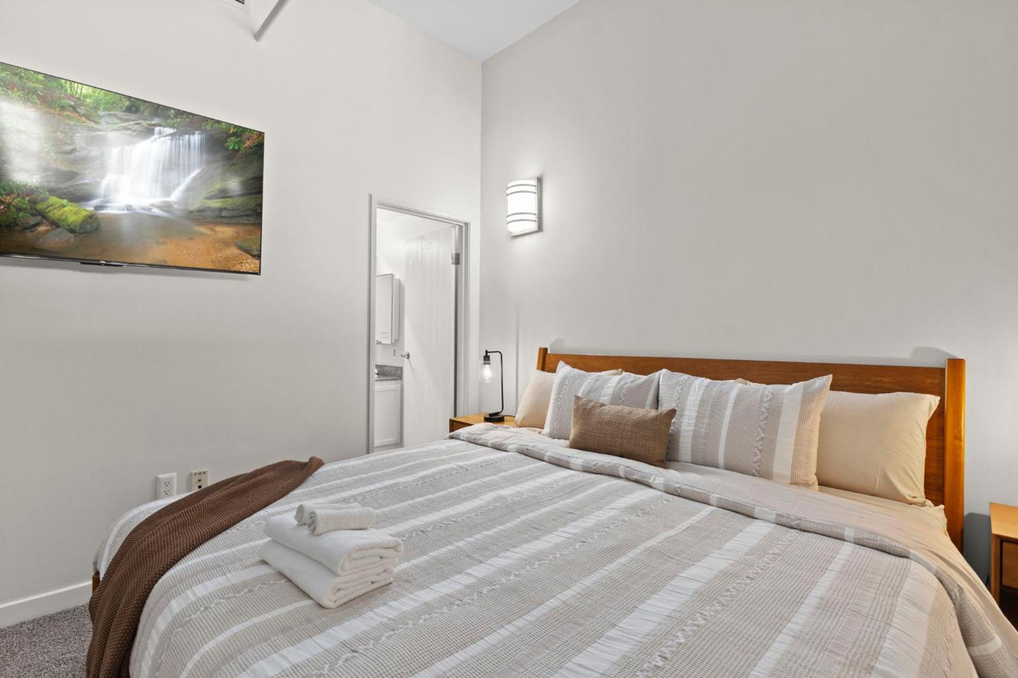 Indy Metro Stay - Sleeps 8 - Skywalk Access - Monument Circle Indianapolis Kültér fotó